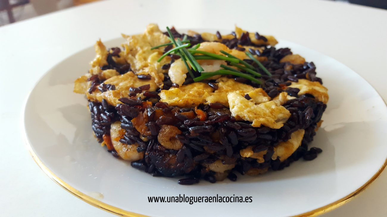 Arroz negro con gambas, calabaza y tortilla