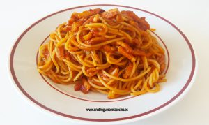 Pasta con sobre el preparado para salsa Cannamela