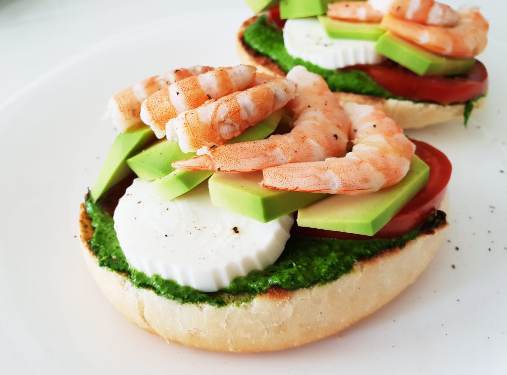 Tostas de espinacas, aguacate y langostinos.