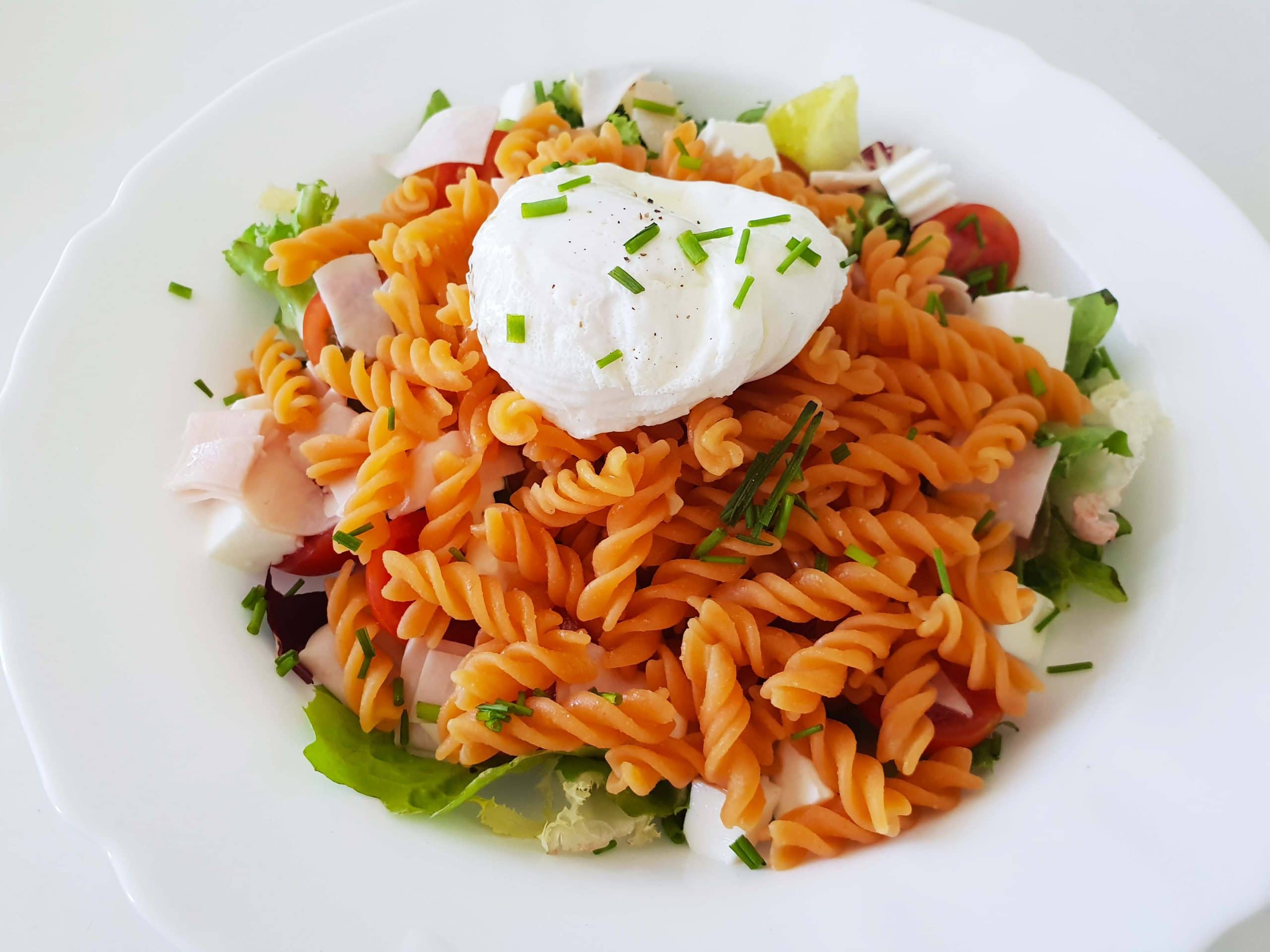 Ensalada de Fusilli de Lentejas Rojas con huevo poché