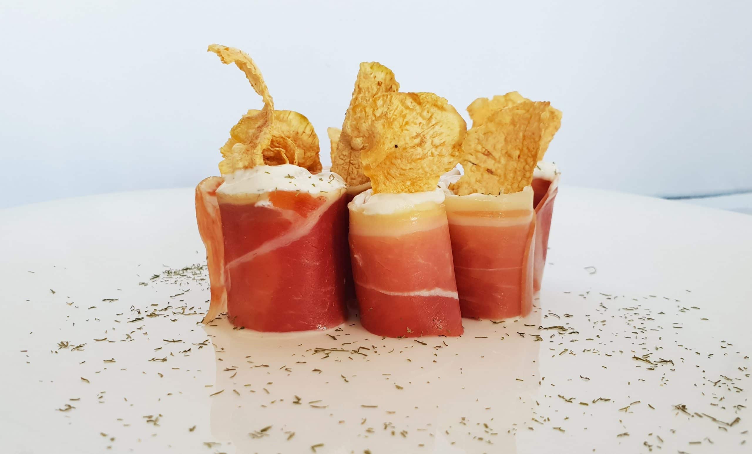 canapés de jamón y chips de alcachofa