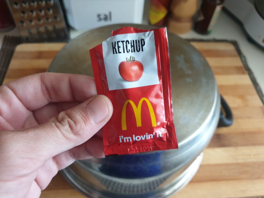 Limpiar las ollas y sartenes con ketchup