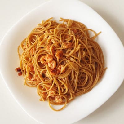 Espaguetis con vermú y gambas