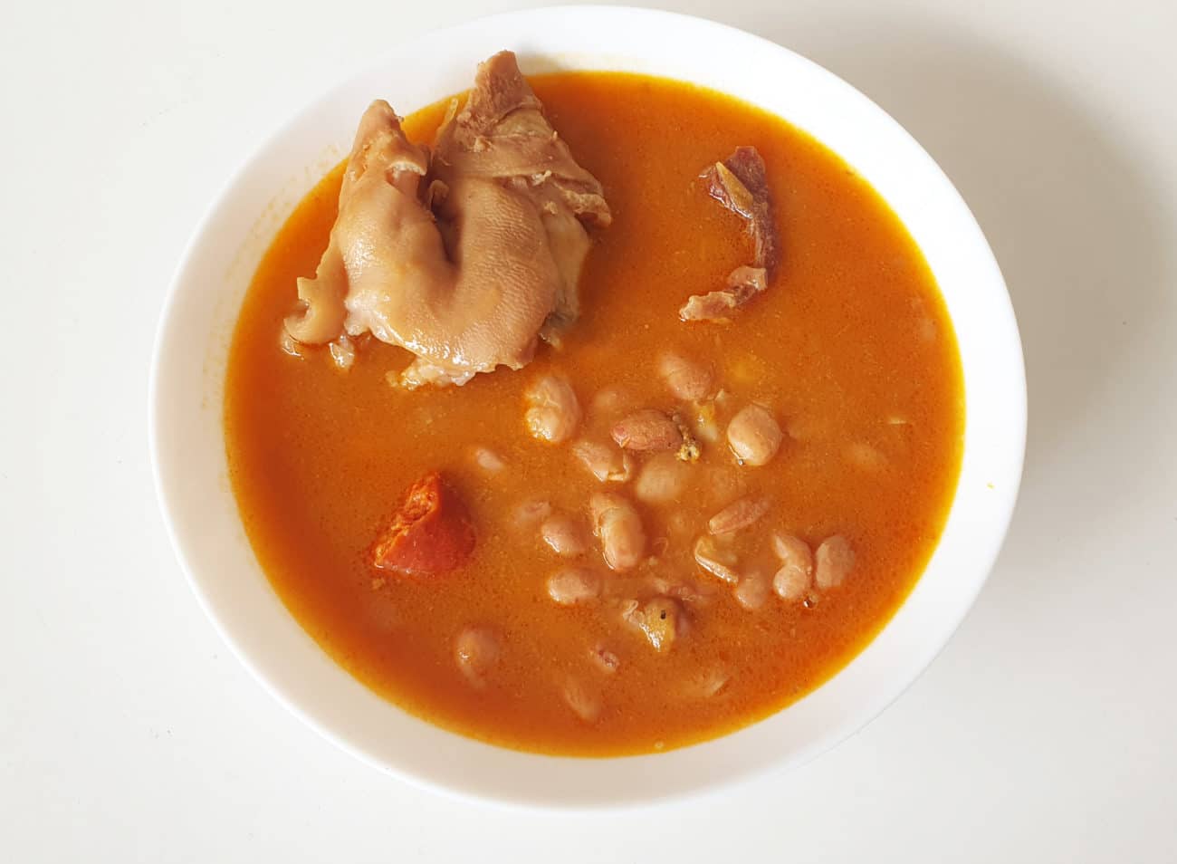 Judías pintas con manitas de cerdo en la Crock Pot