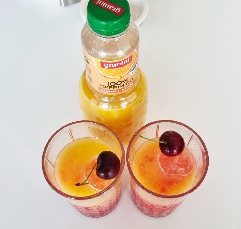 Cóctel tequila sunrise con zumo de naranja granini