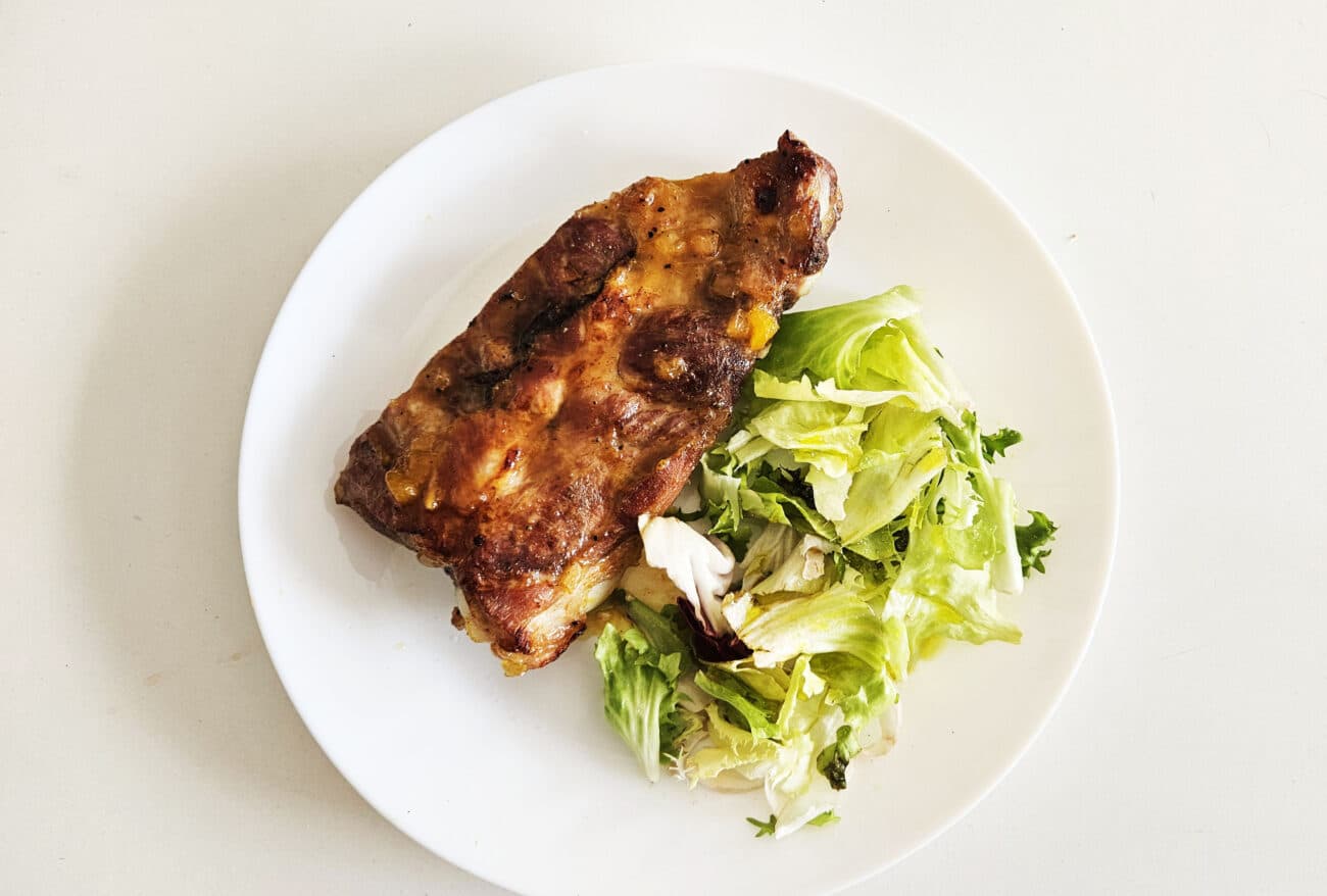 Costillas de cerdo al horno con Chutney de Mango y Cebolla