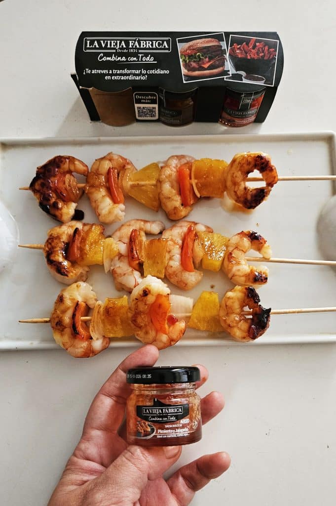 Brochetas de Gambas y Piña son salsa dulce de jalapeño