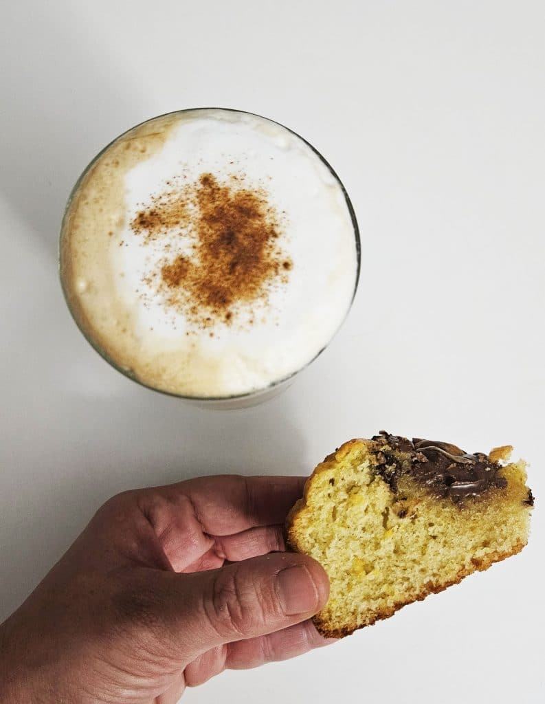 Bizcocho fácil de vainilla y Nutella con pumpink spice latte
