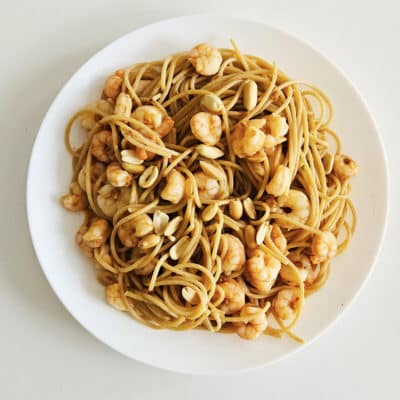 Espaguetis con salsa satay y gambas