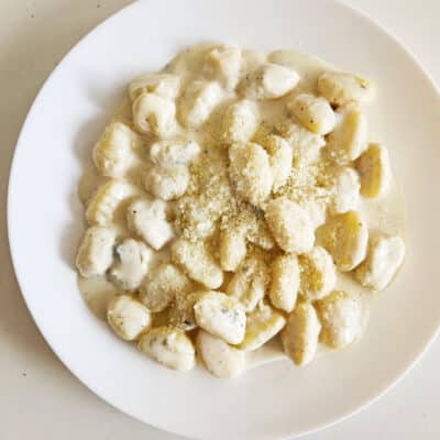 Ñoquis con salsa de queso azul