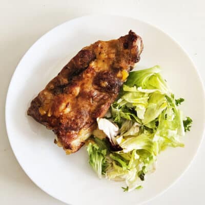 costillas de cerdo al horno con chutney de mango y cebolla