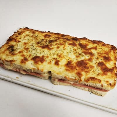 sándwich de bechamel queso y jamón york al horno