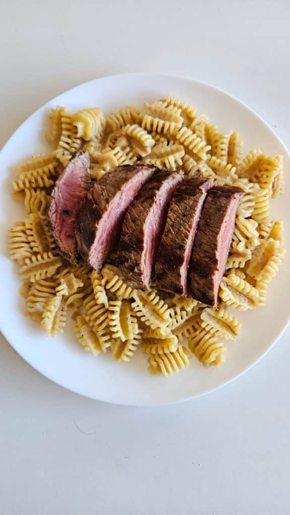Pasta Cremosa con Medallón de Ternera